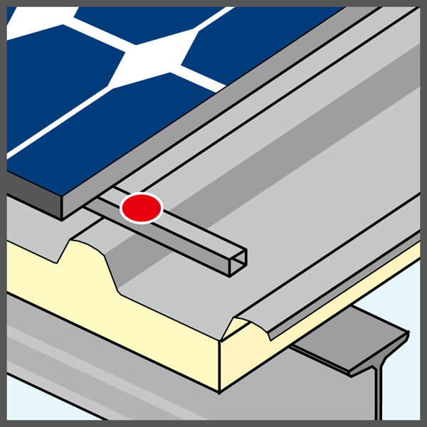 Fijación de panel solar para panel sándwich contra viga de acero